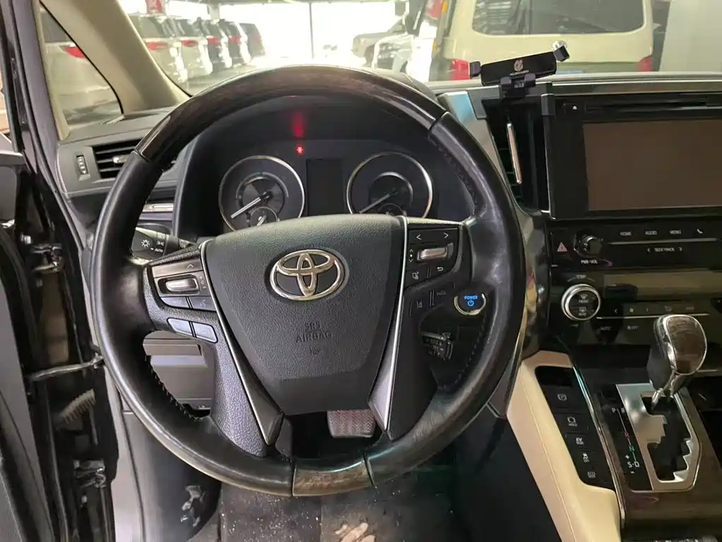 Toyota Vellfire — фото 9