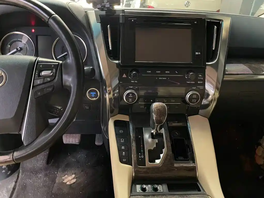 Toyota Vellfire — фото 10