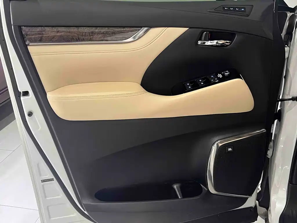 Toyota Alphard — фото 15