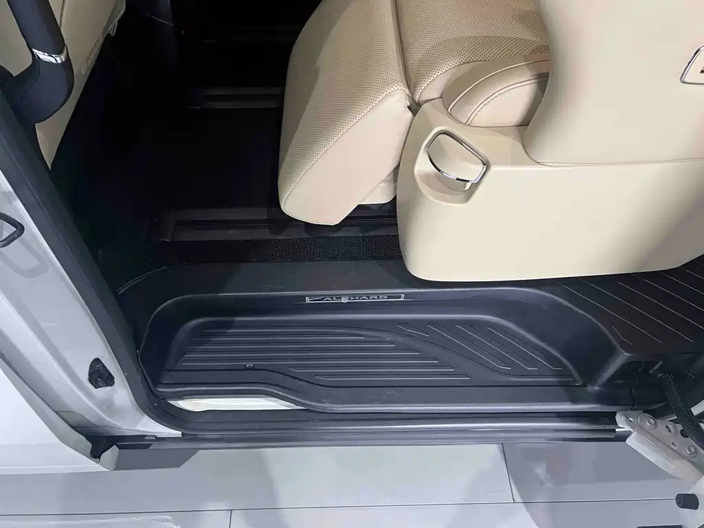 Toyota Alphard — фото 24