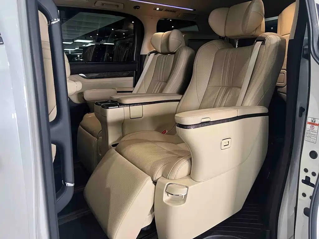 Toyota Alphard — фото 25