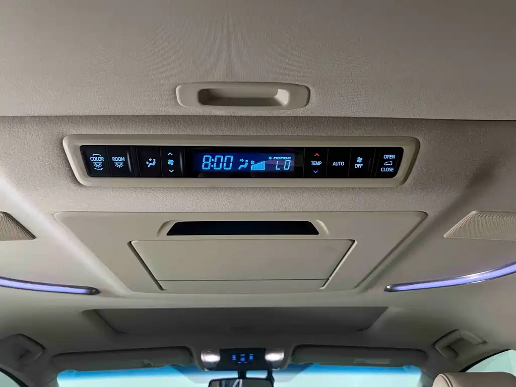 Toyota Alphard — фото 28