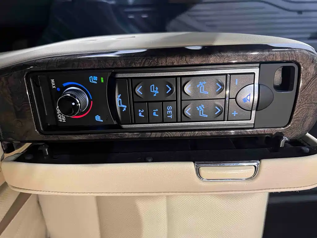 Toyota Alphard — фото 30