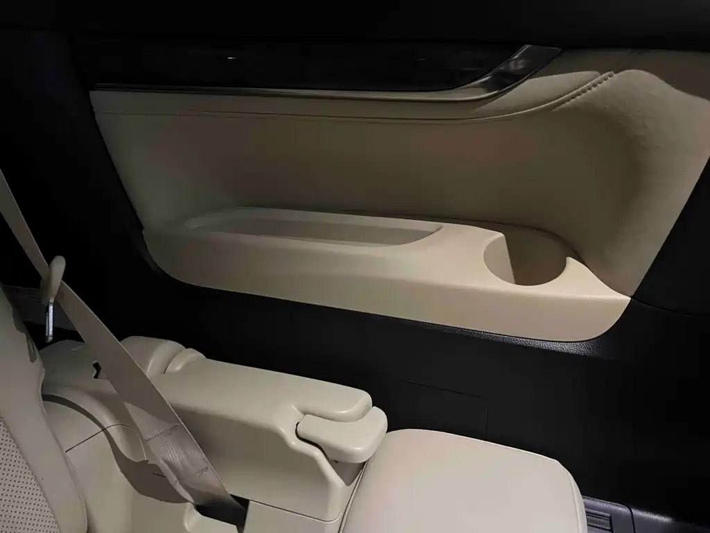 Toyota Alphard — фото 31