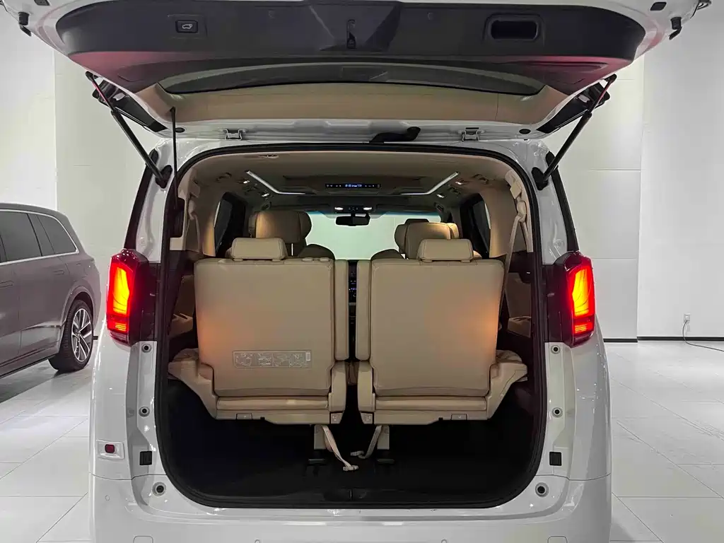 Toyota Alphard — фото 34