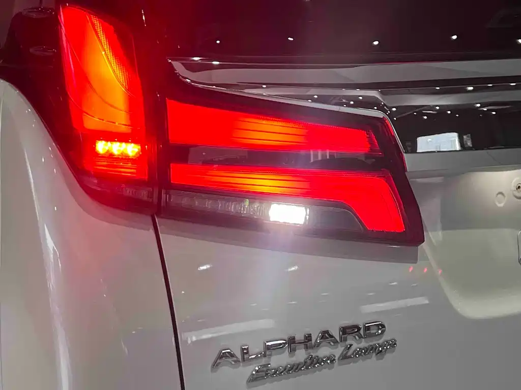 Toyota Alphard — фото 9
