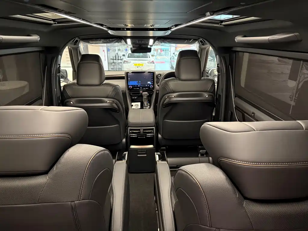 Toyota Alphard — фото 11
