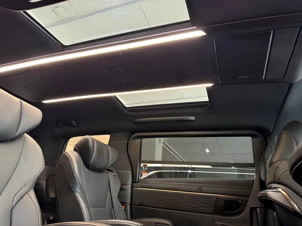 Toyota Alphard — фото 14