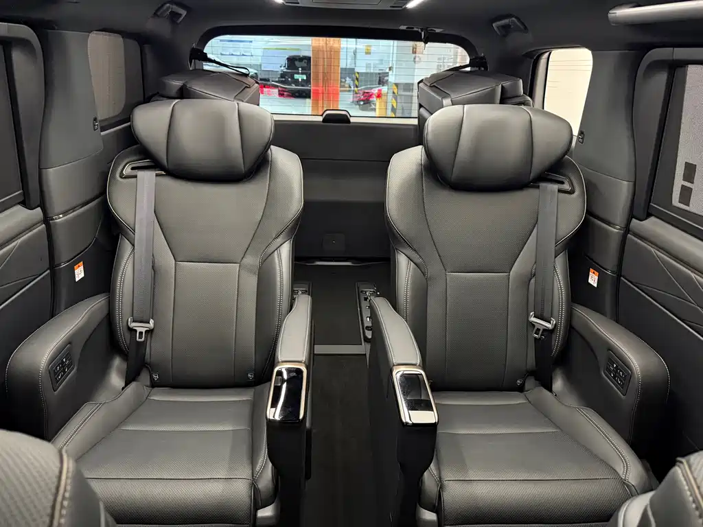 Toyota Alphard — фото 8