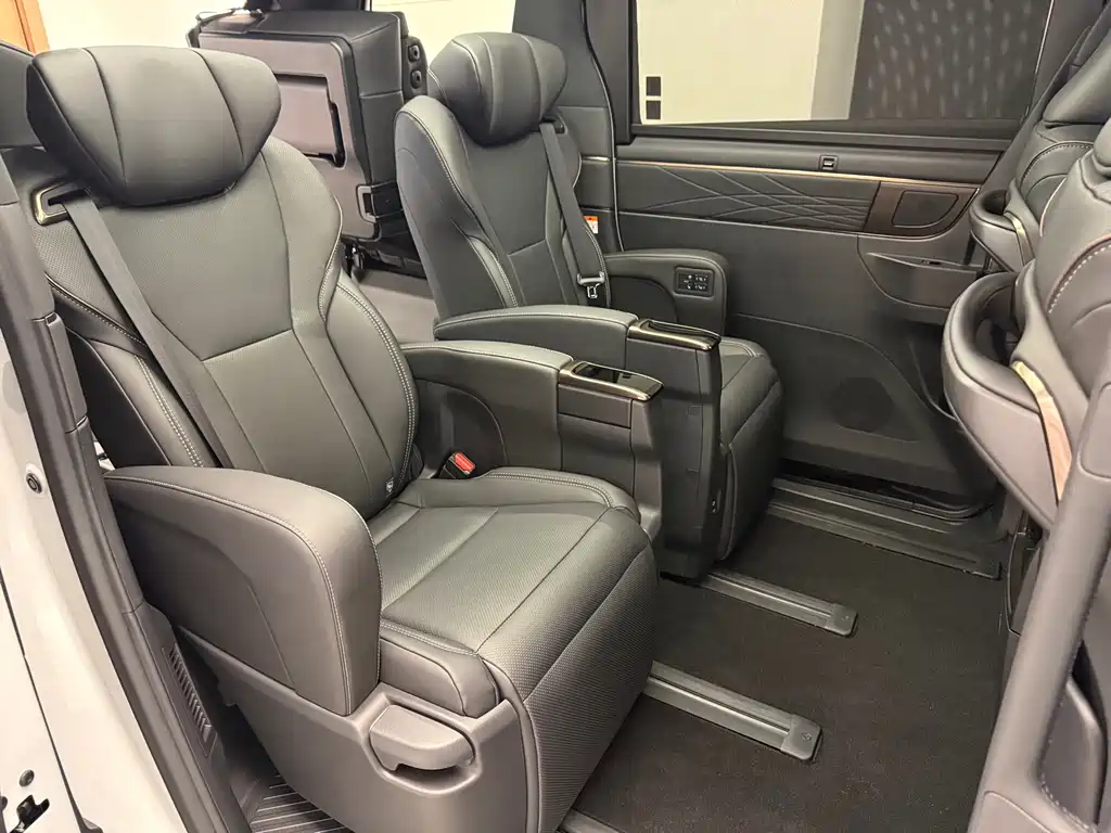 Toyota Alphard — фото 9