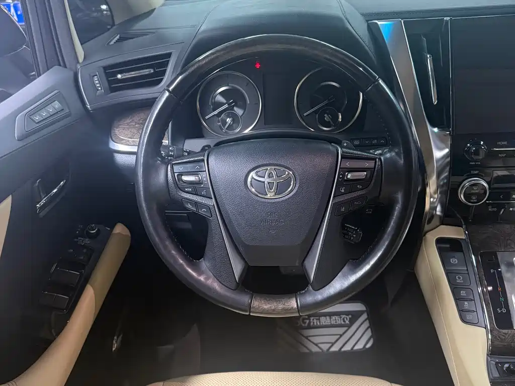 Toyota Vellfire — фото 10
