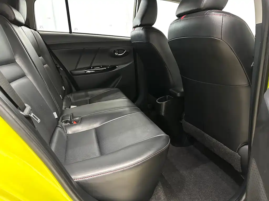 Toyota Yaris L — фото 11