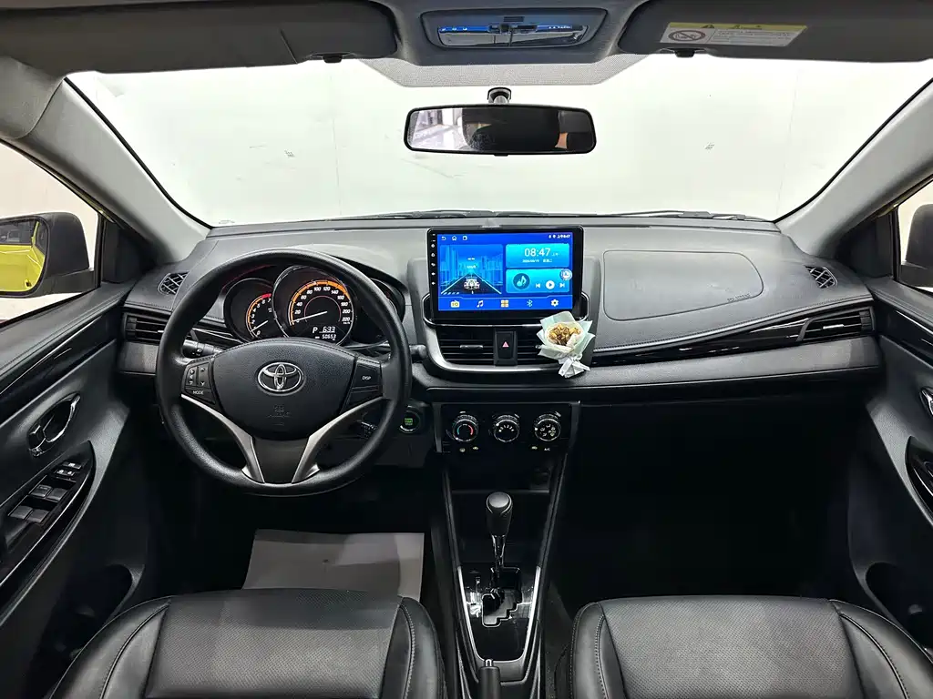 Toyota Yaris L — фото 13