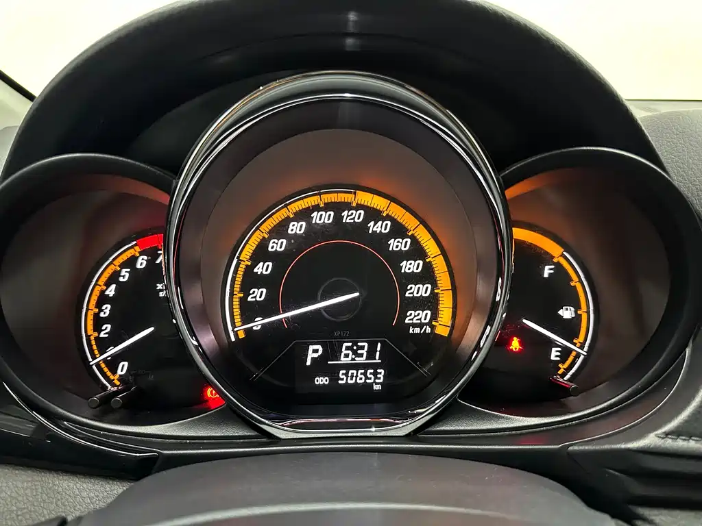 Toyota Yaris L — фото 18