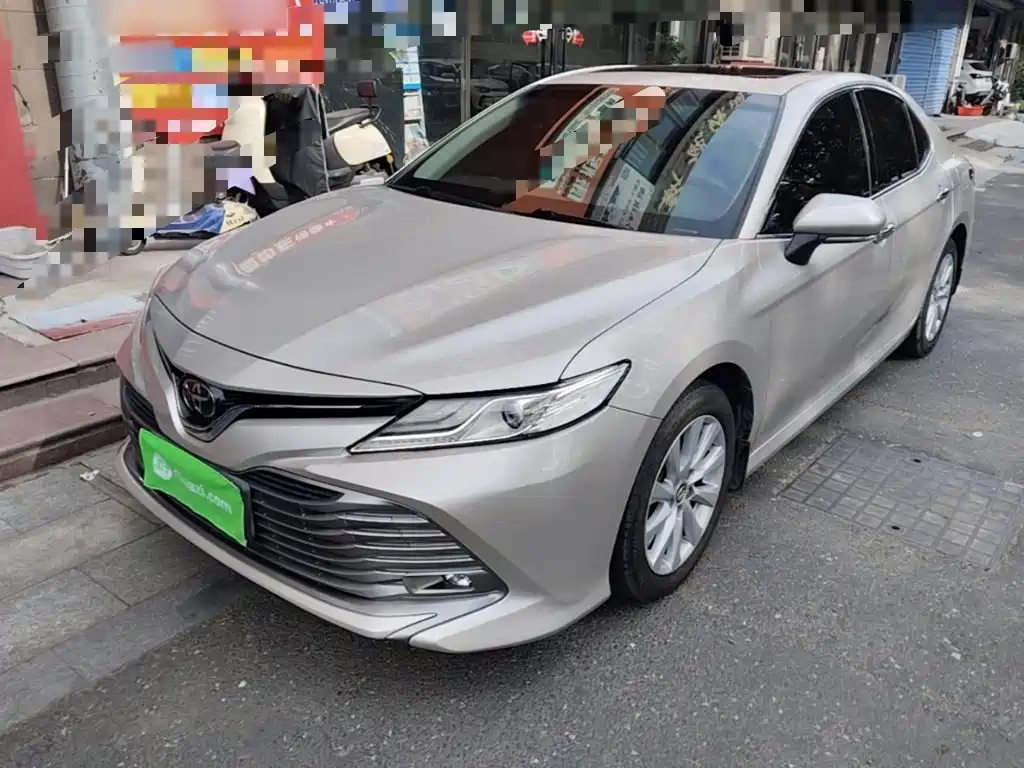 Toyota Camry — фото 2