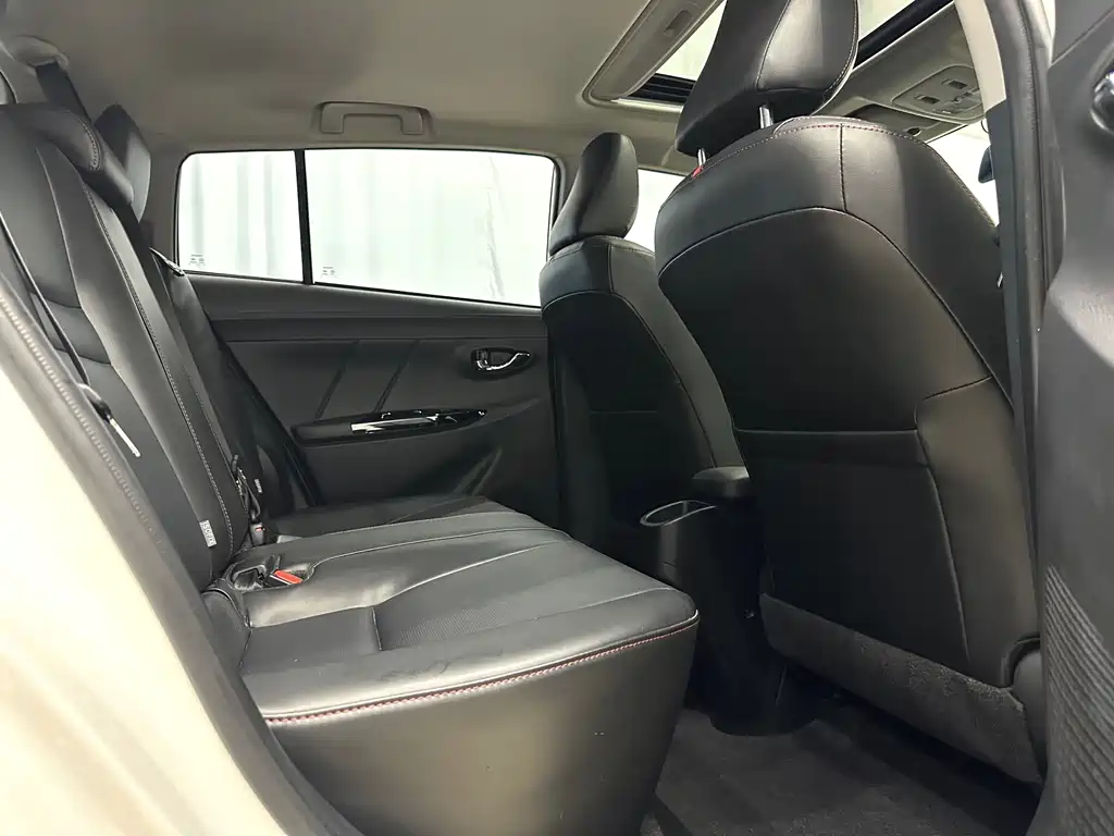 Toyota Yaris L — фото 11