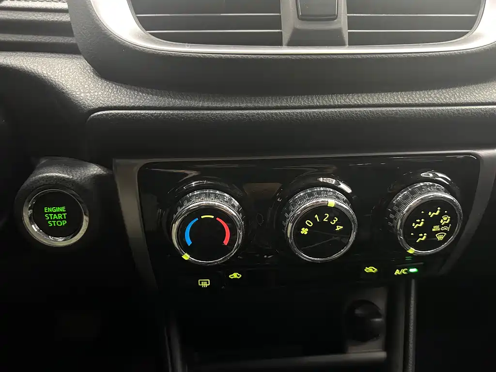Toyota Yaris L — фото 15