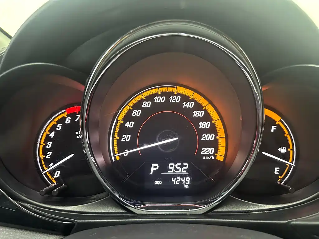 Toyota Yaris L — фото 18