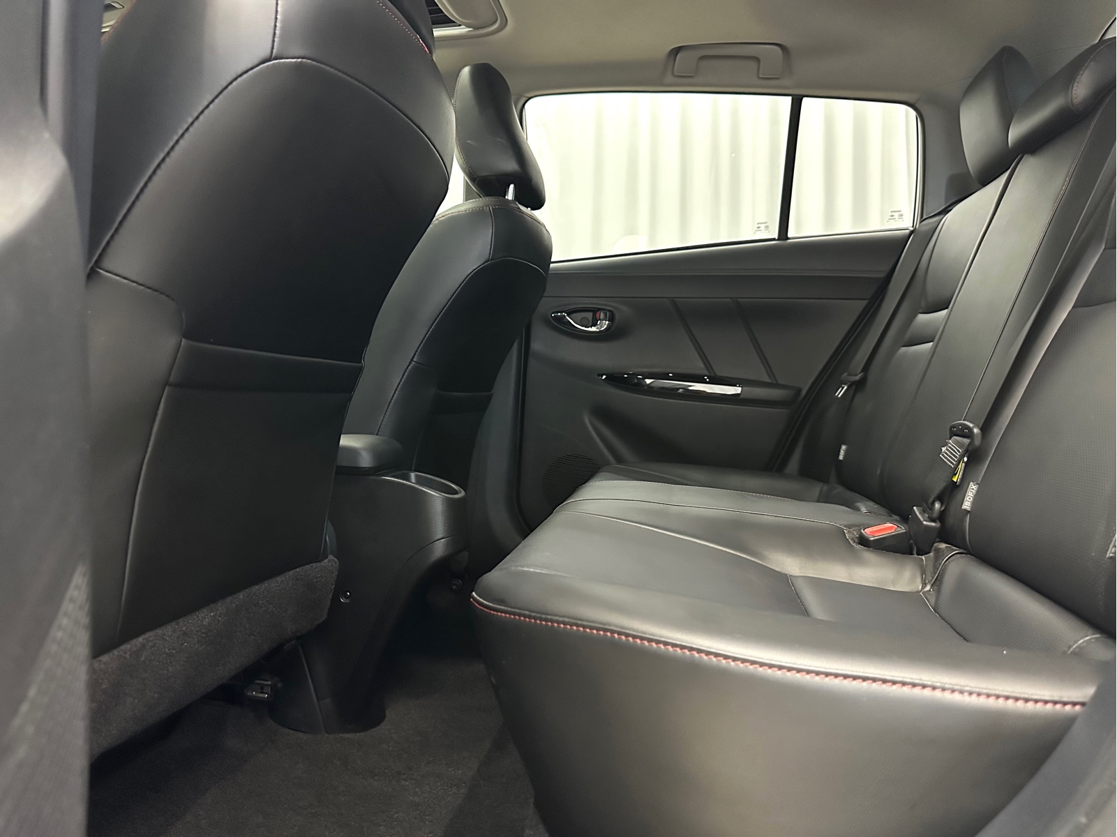 Toyota Yaris L — фото 8