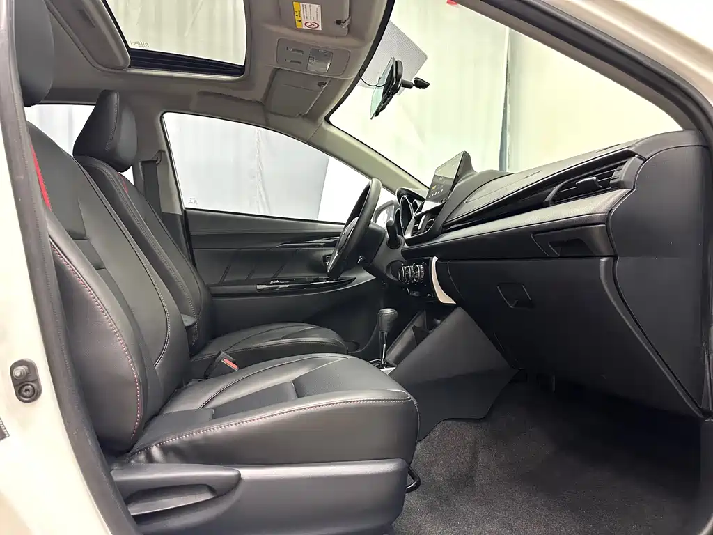 Toyota Yaris L — фото 10