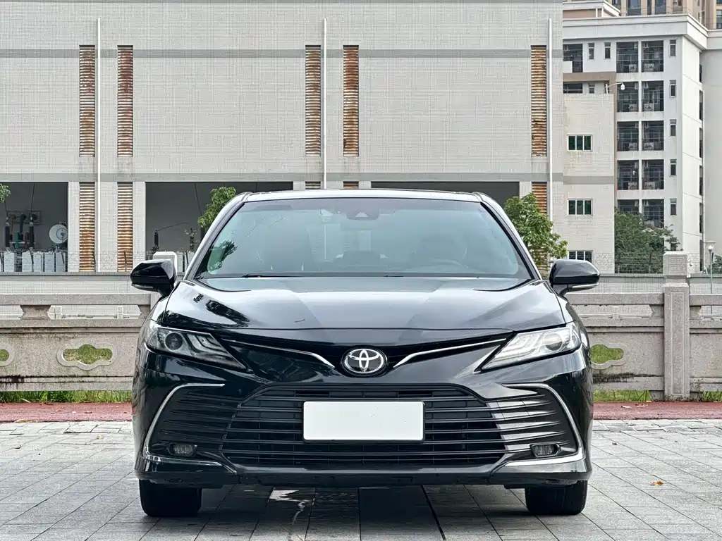 Toyota Camry — фото 2