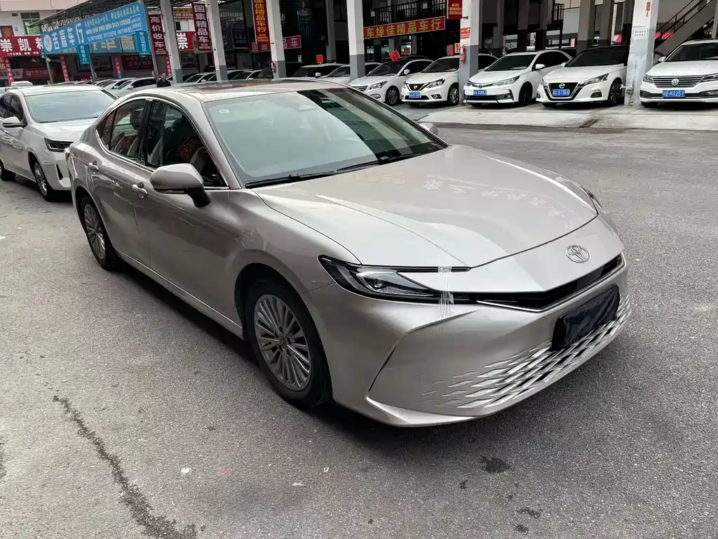 Toyota Camry — фото 2