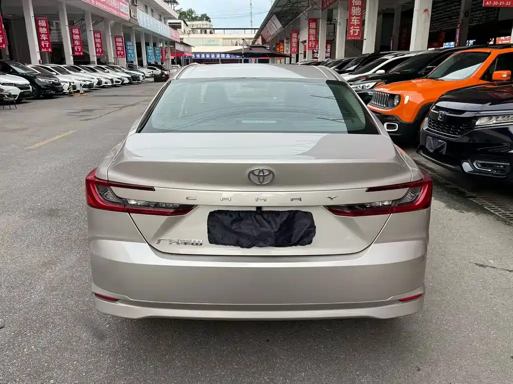 Toyota Camry — фото 9