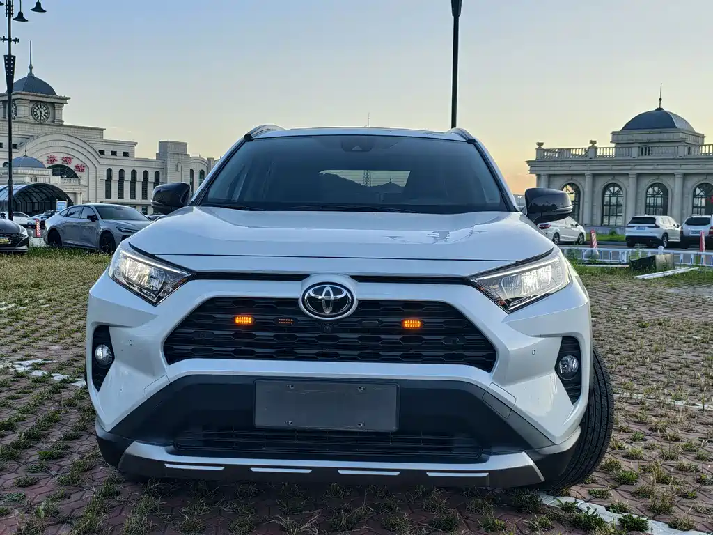 Toyota RAV4 — фото 2