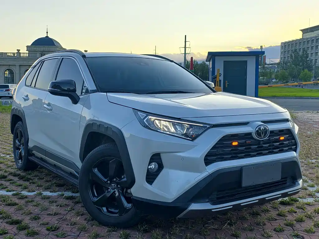 Toyota RAV4 — фото 3