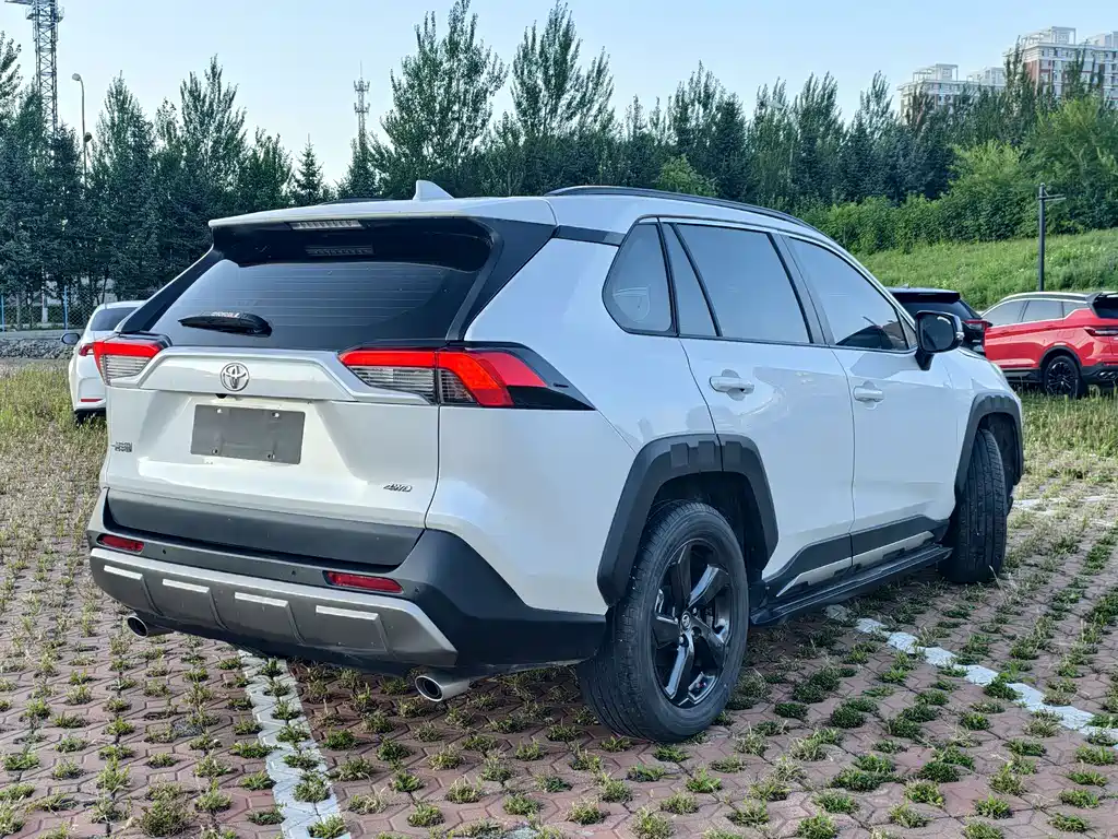 Toyota RAV4 — фото 4