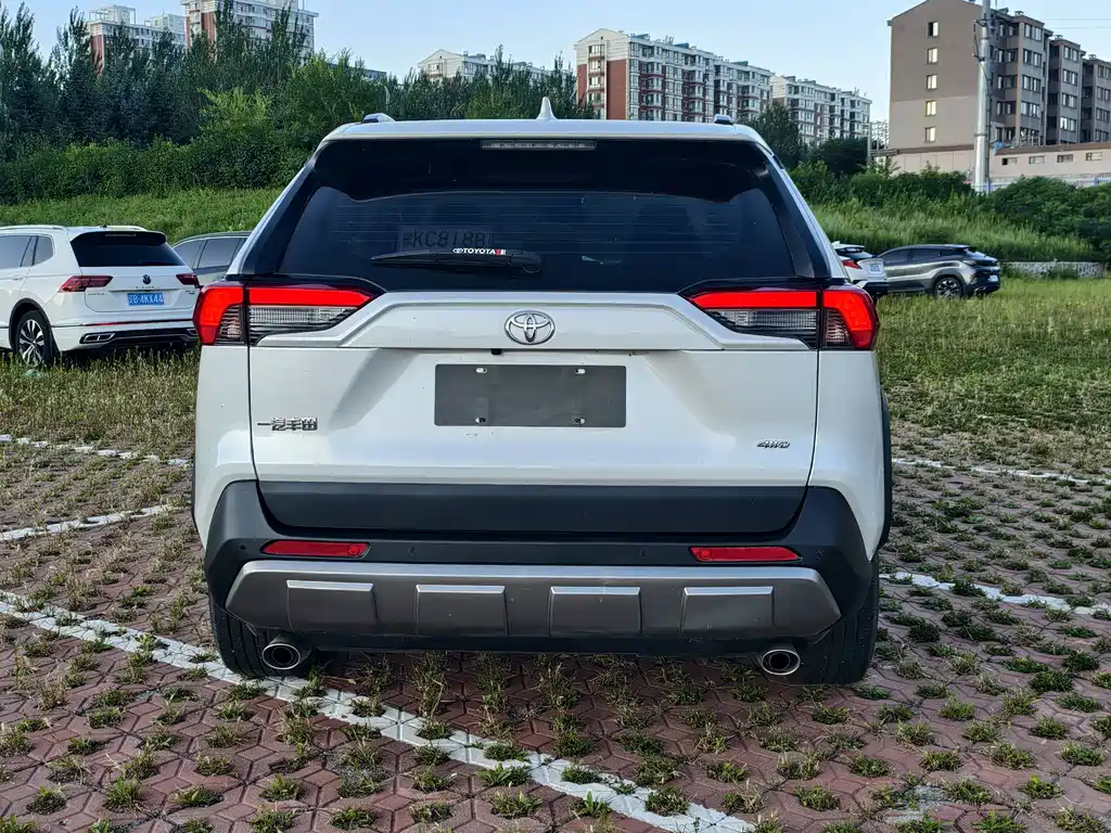 Toyota RAV4 — фото 5