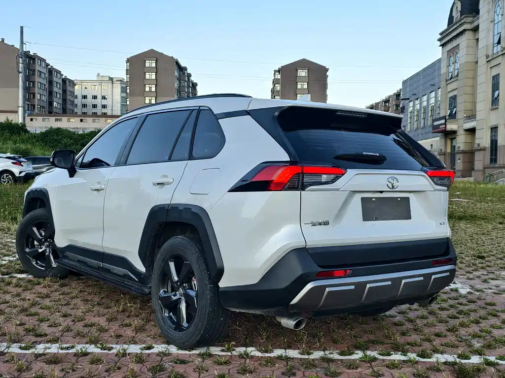 Toyota RAV4 — фото 6
