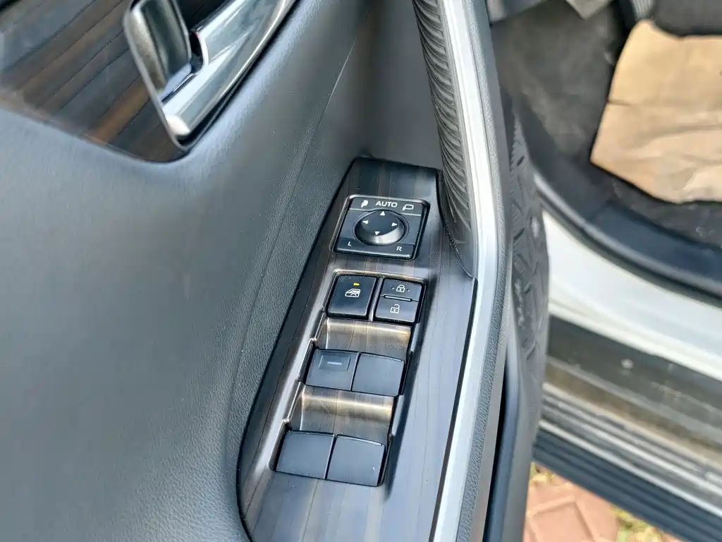 Toyota RAV4 — фото 8