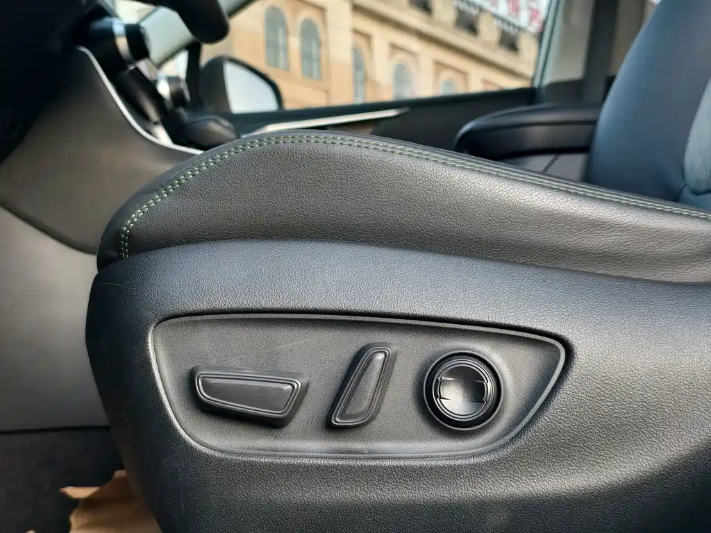 Toyota RAV4 — фото 10