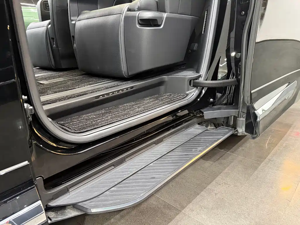 Toyota Alphard — фото 11