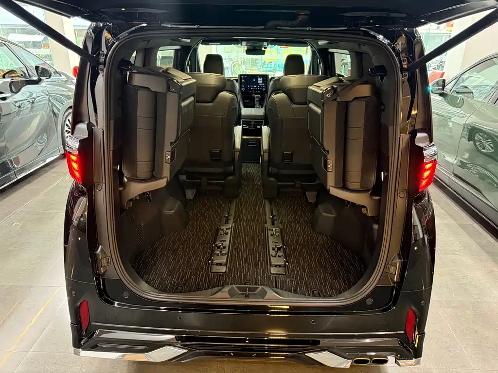 Toyota Alphard — фото 15