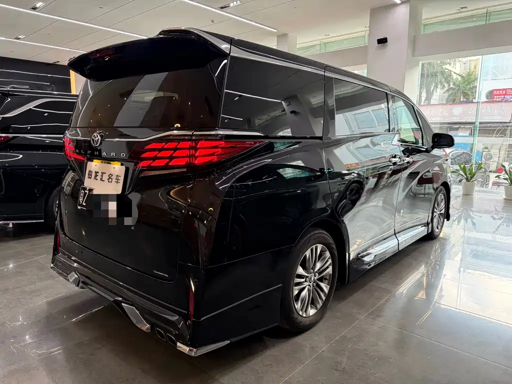 Toyota Alphard — фото 3