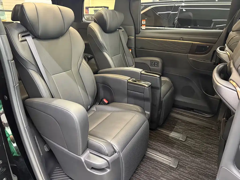 Toyota Alphard — фото 8