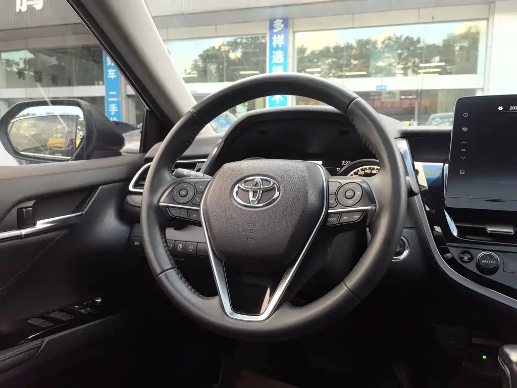 Toyota Camry — фото 10