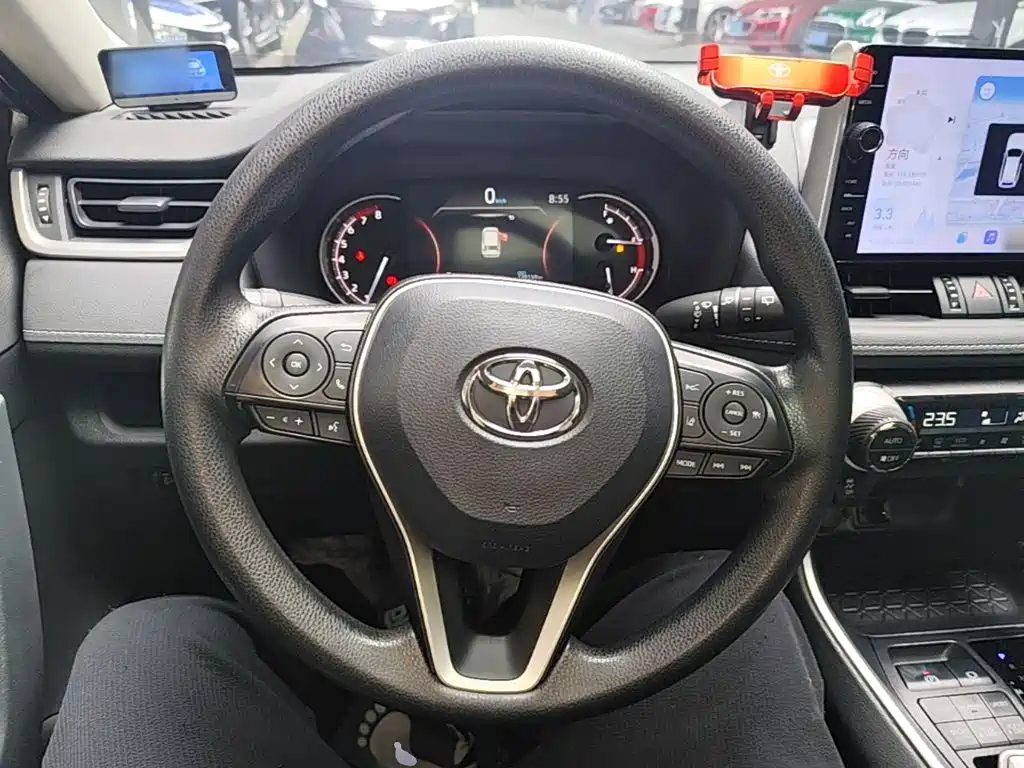 Toyota RAV4 — фото 11