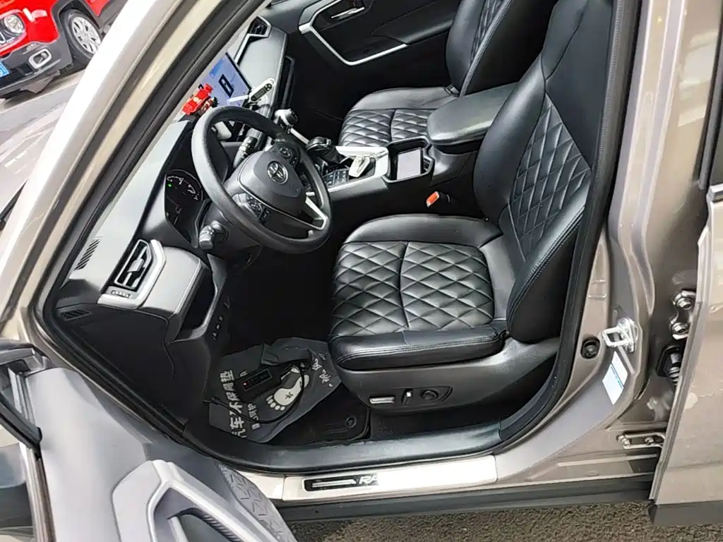Toyota RAV4 — фото 15