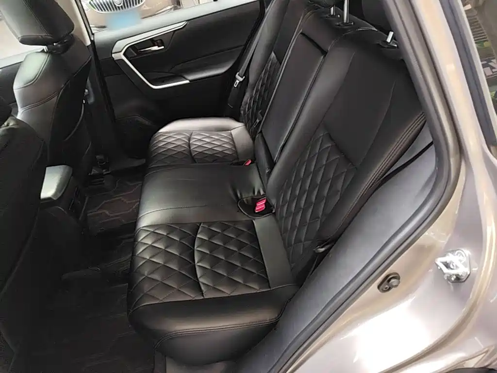 Toyota RAV4 — фото 17