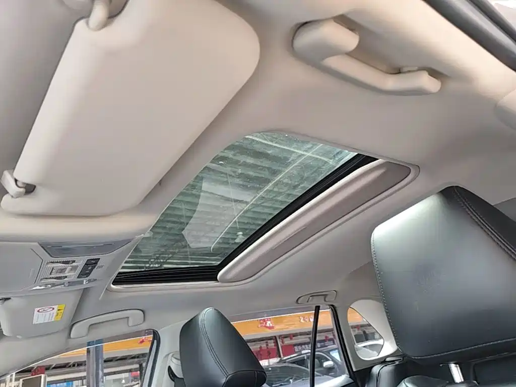 Toyota RAV4 — фото 18