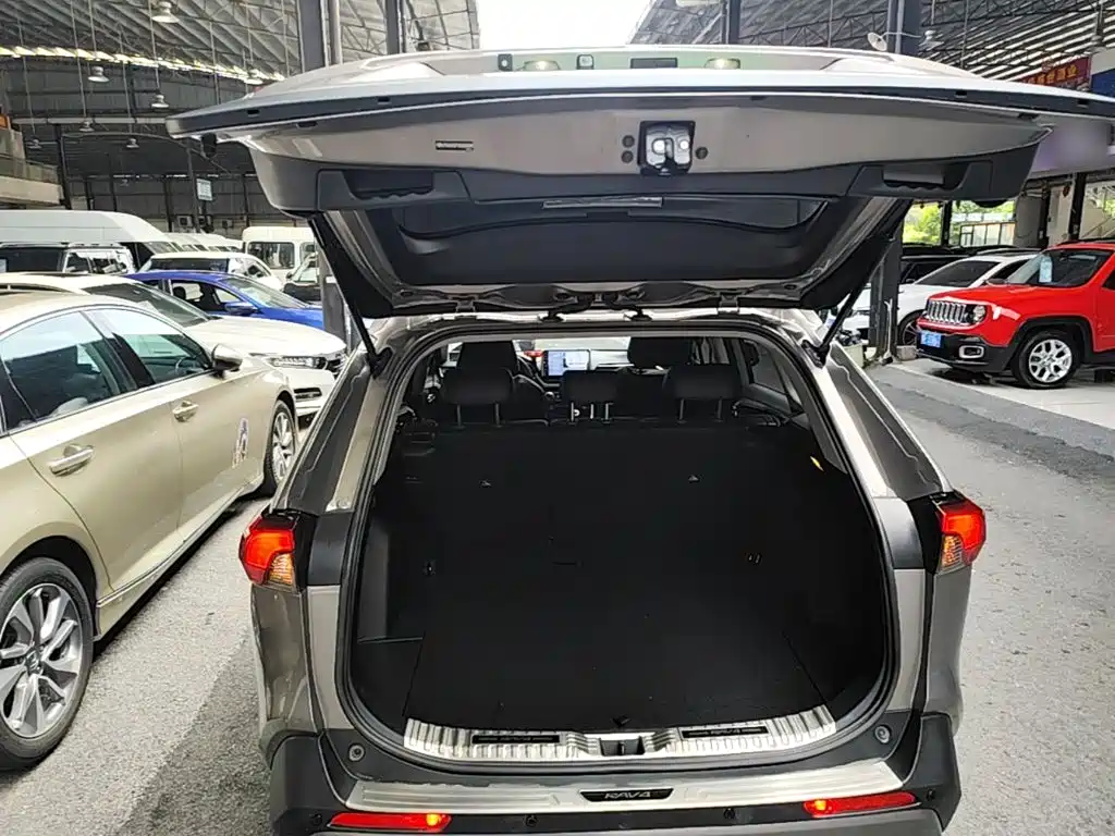 Toyota RAV4 — фото 19