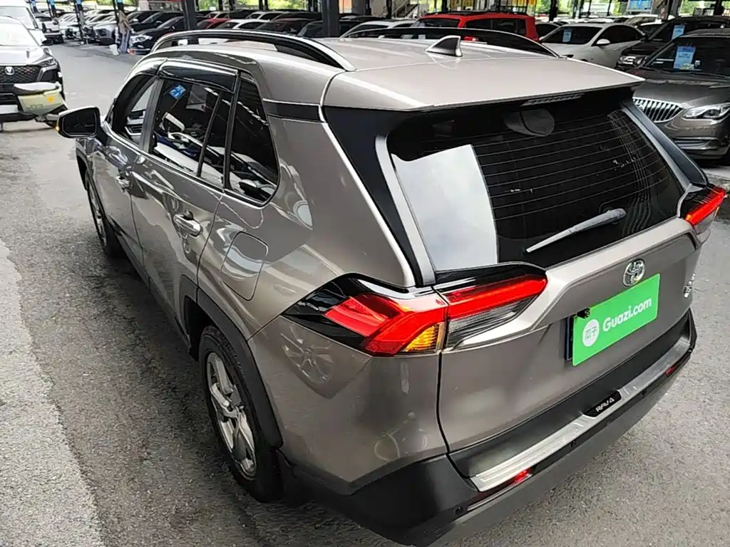 Toyota RAV4 — фото 5