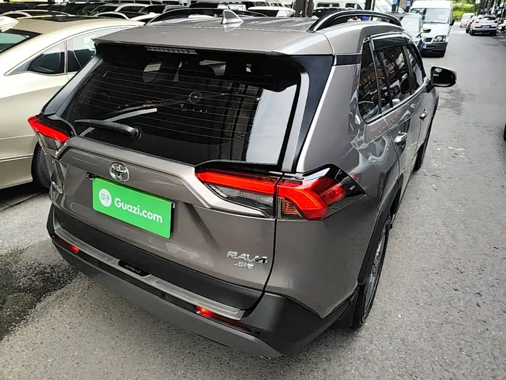 Toyota RAV4 — фото 7