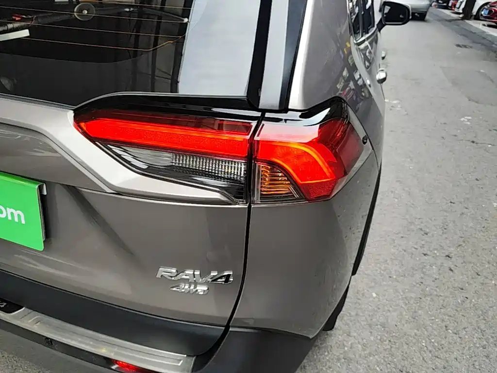 Toyota RAV4 — фото 8