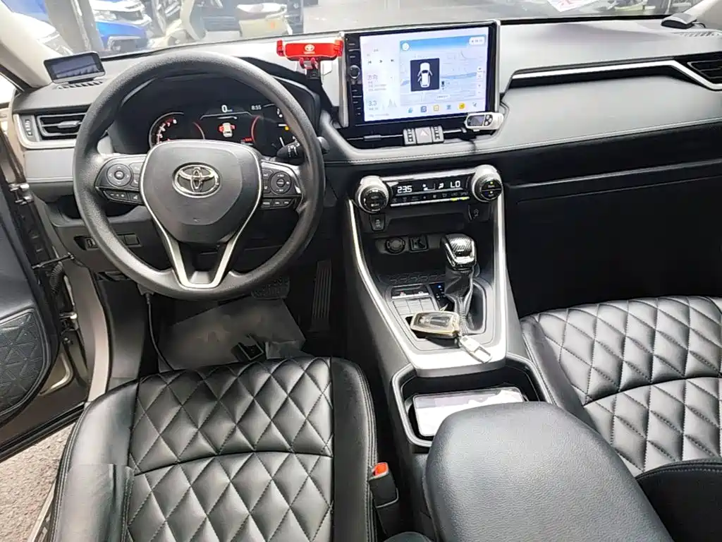 Toyota RAV4 — фото 10