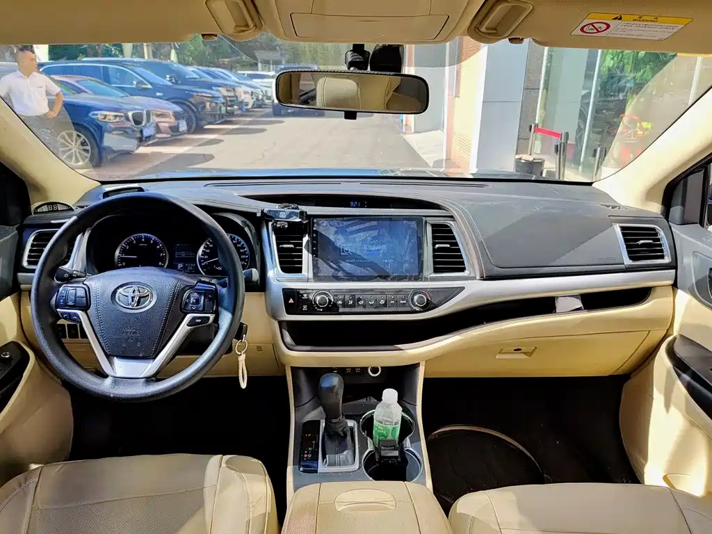Toyota Highlander — фото 10