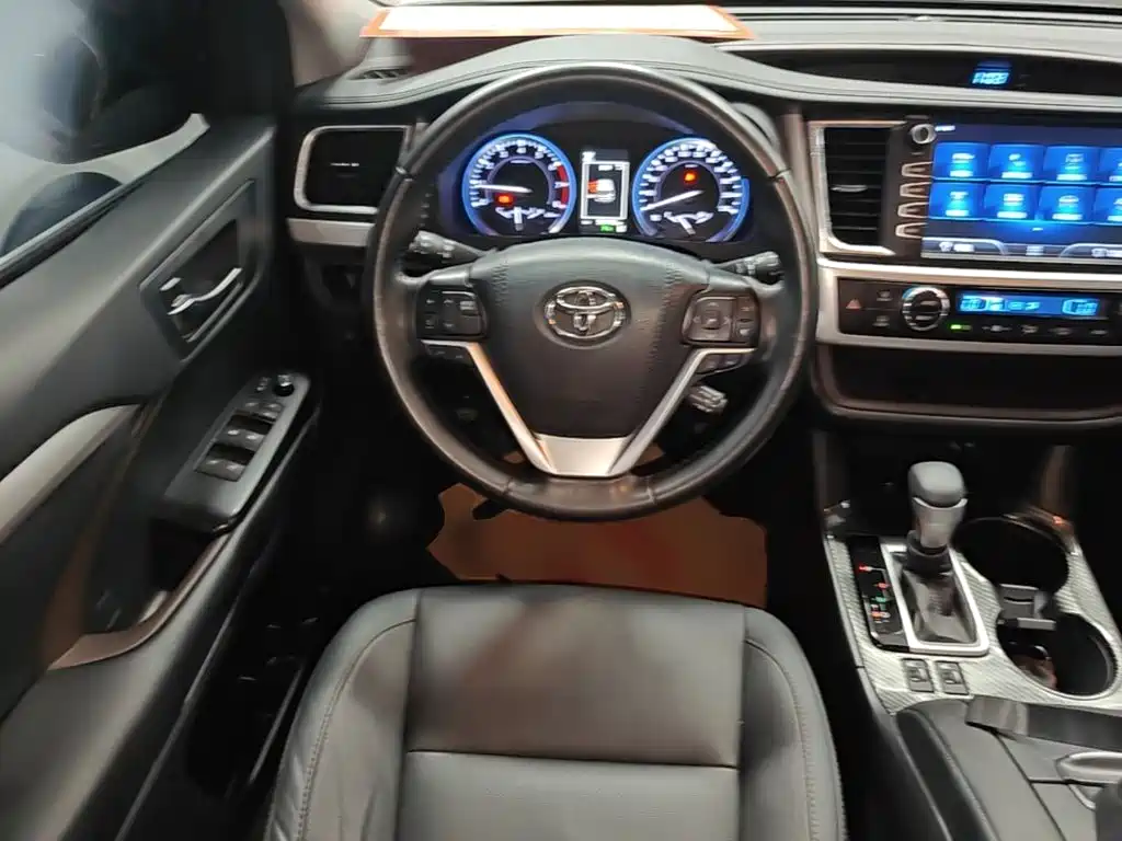 Toyota Highlander — фото 11